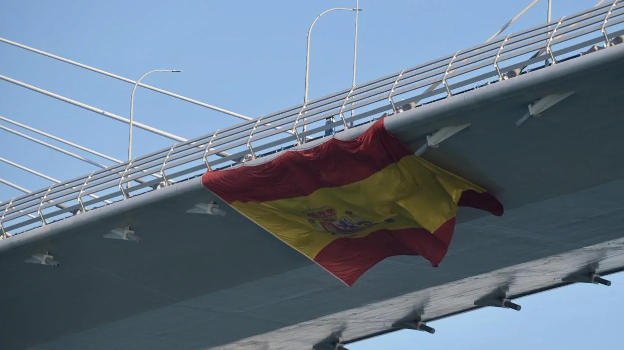 La bandera colgada en el puente de la Constitución de 1812 para despedir el buque-escuela de la Armada española.