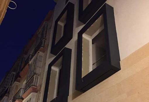 Un edificio en la calle Calderón de la Barca, señalado por su impacto visual