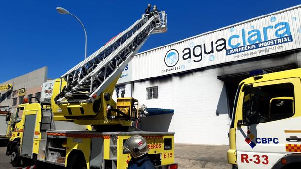 Incendio en una lavandería industrial del polígono de Pelagatos, en Chiclana