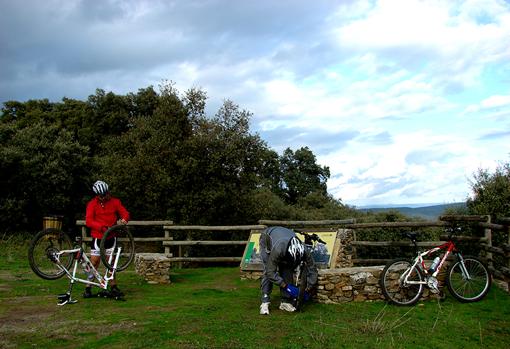 Poniendo a punto las bicicletas en la Sierra Norte de Sevilla