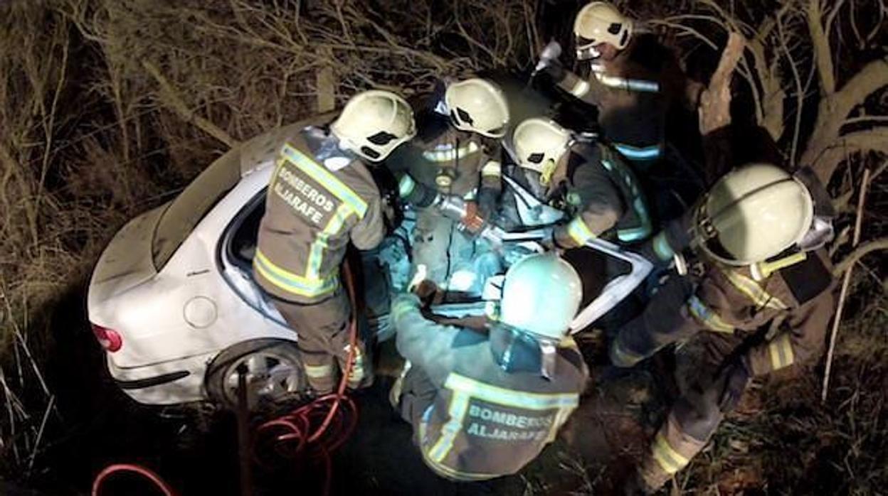 Imagen de archivo de una intervención de los bomberos del Aljarafe en un accidente de tráfico