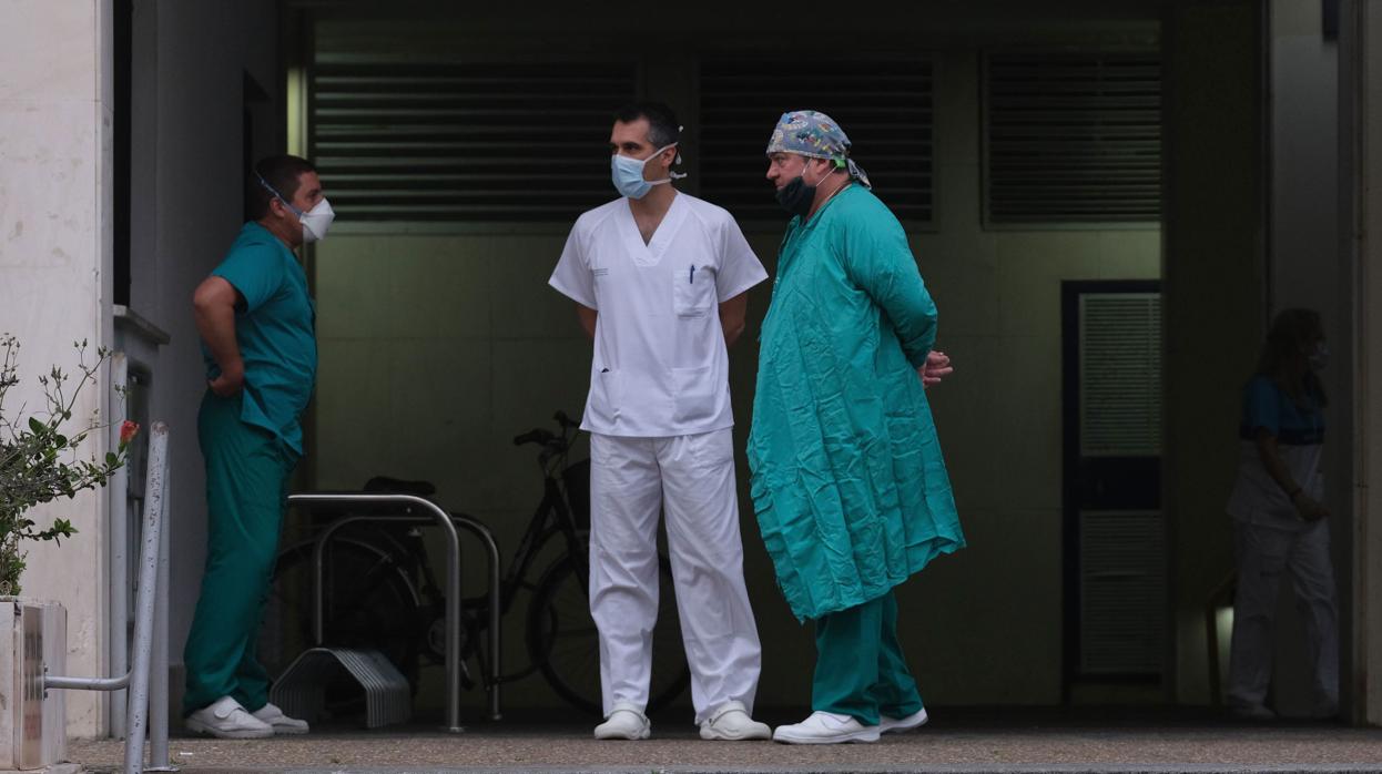 Sanitarios a las puertas del hospital Puerta del Mar de Cádiz.
