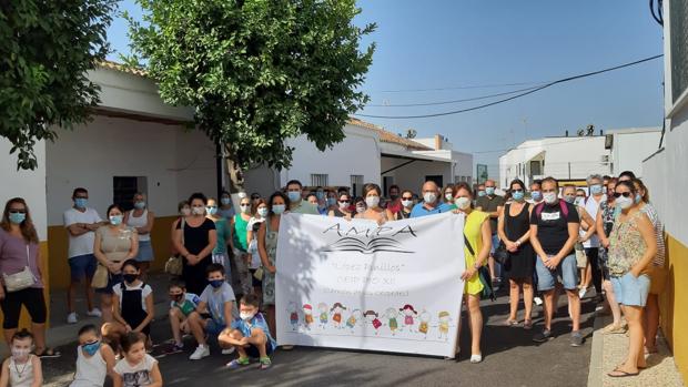 Movilización contra la retirada de caracolas en el colegio de Carrión de los Céspedes