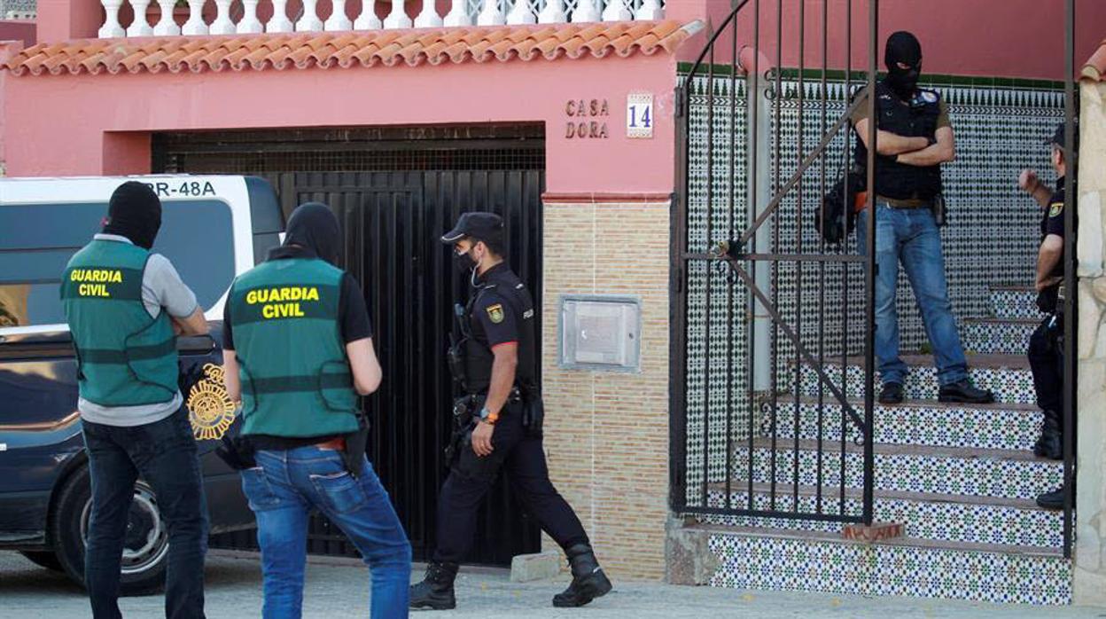 Agentes de la Policía Nacional y la Guarcia Civil en un operativo conjunto.