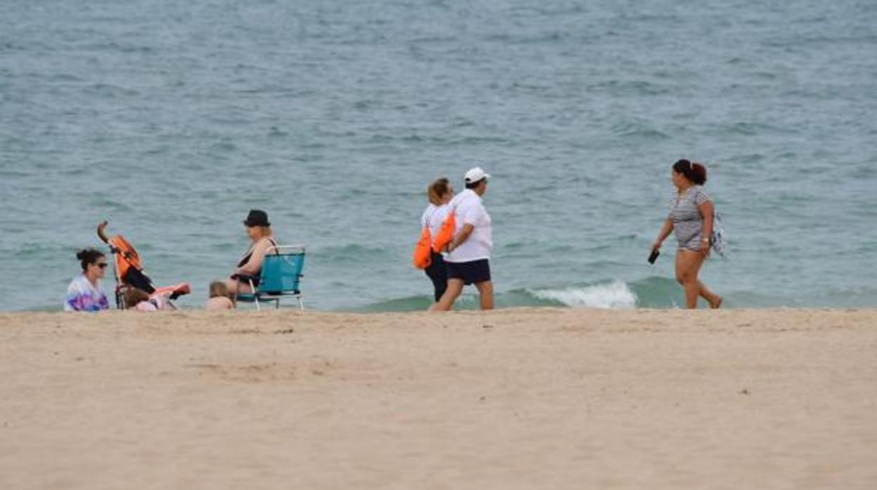 Vigilantes de la playa en Cádiz.