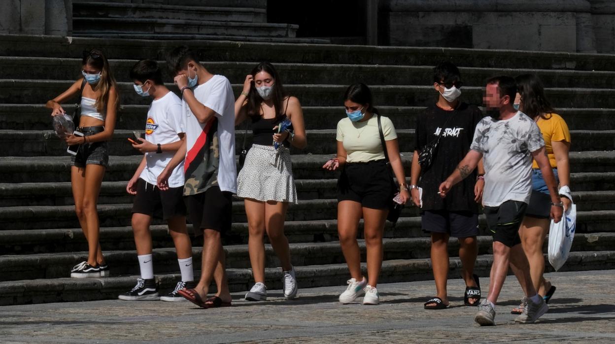 Jóvenes paseando por la plaza de la Catedral, en pleno centro de la capital gaditana.