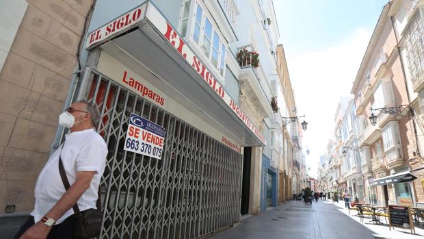 El número de personas que pasan por el centro comercial de Cádiz cayó a la mitad este verano