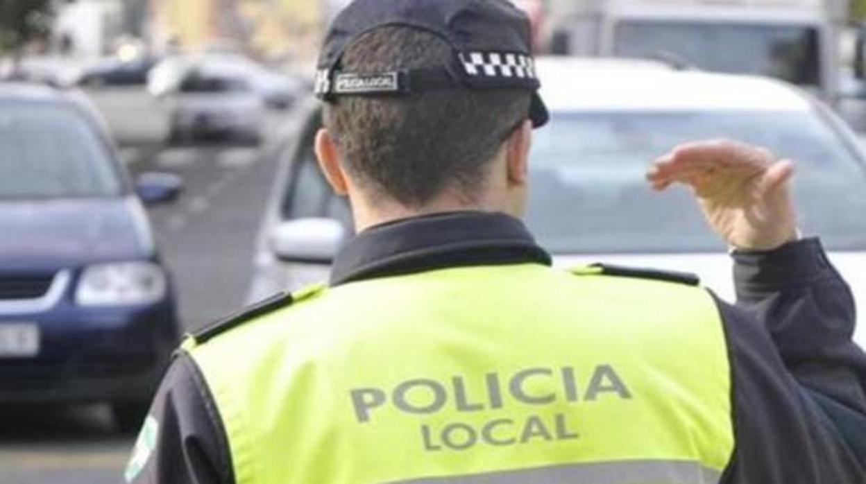 En la foto de archivo un agente de la Policía Local de La Línea regula el tráfico