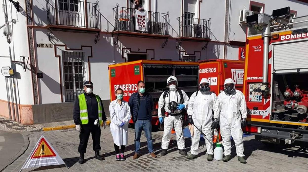 El alcalde, bomberos y agentes de seguridad el pasado mes de abril