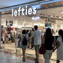 El público ha comenzado a hacer sus compras en el Lefties de Bahía Sur.