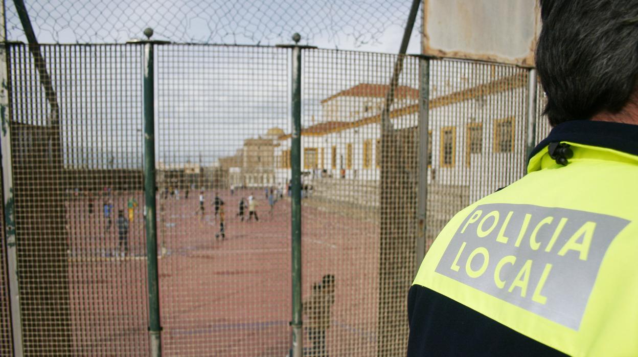 Un agente de la Policía Local vigila los alrededores del colegio Campo del Sur