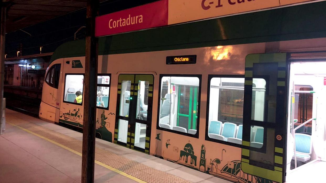 El tranvía de la Bahía en la estación de Cortadura, en Cádiz capital.