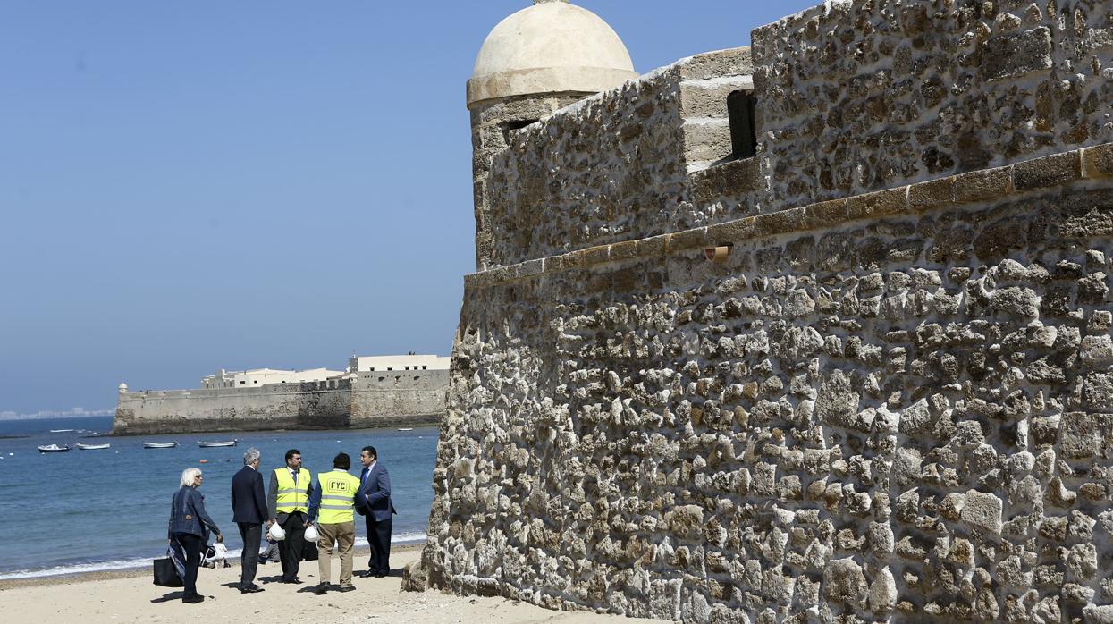 Gobierno y Ayuntamiento abandonan el proyecto para rehabilitar las murallas de Cádiz