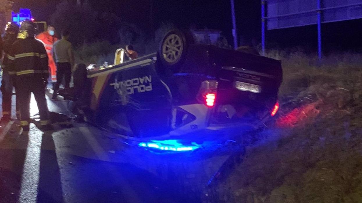 Coche patrulla en el que viajaba el agente herido