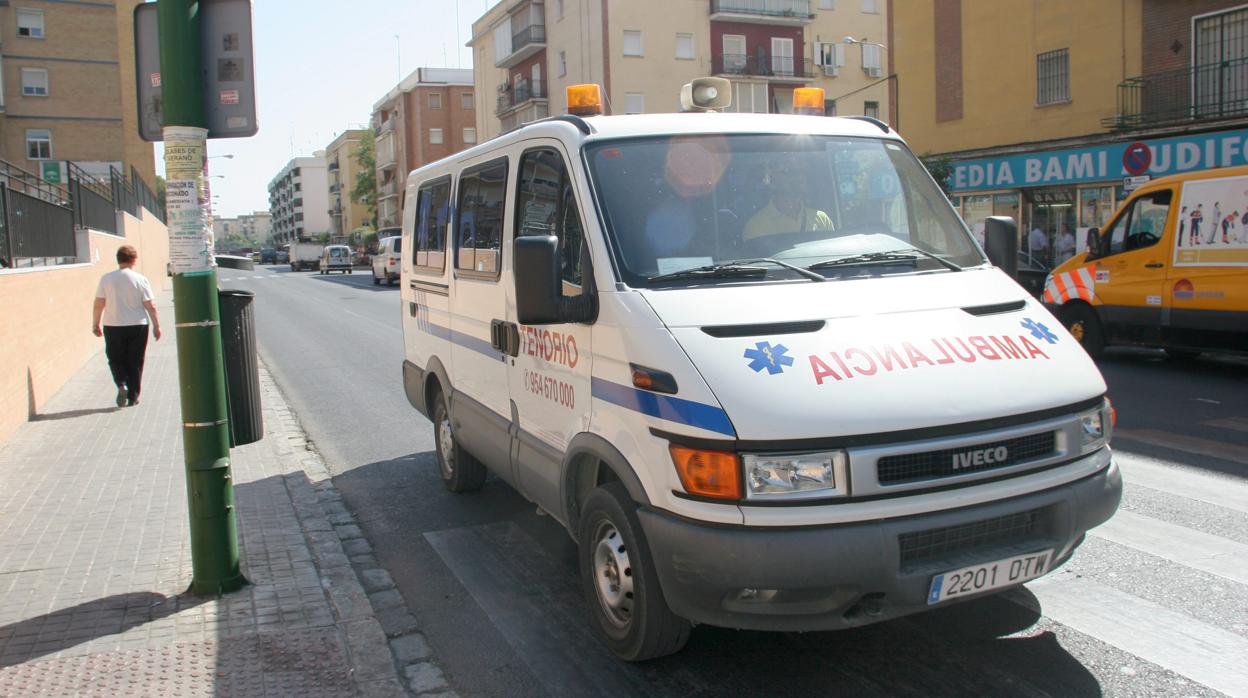 Imagen de archivo de una ambulancia en el Virgen del Rocío