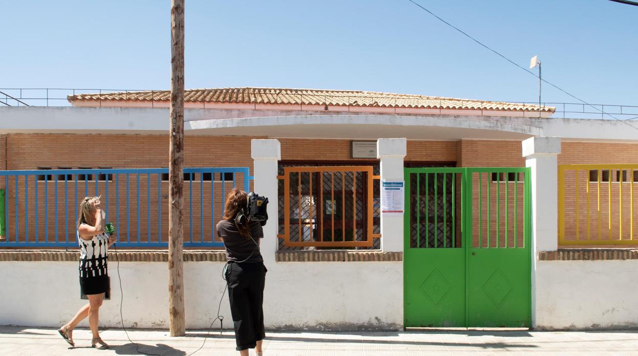 Dos periodistas a las puertas de la guardería de Benacazón cerrada por el positivo de su directora