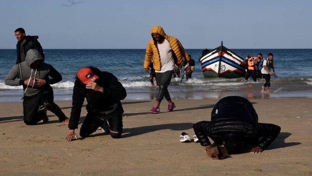 Llegan cuatro pateras en horas a la costa de Cádiz, dos de ellas seguidas a la playa Victoria