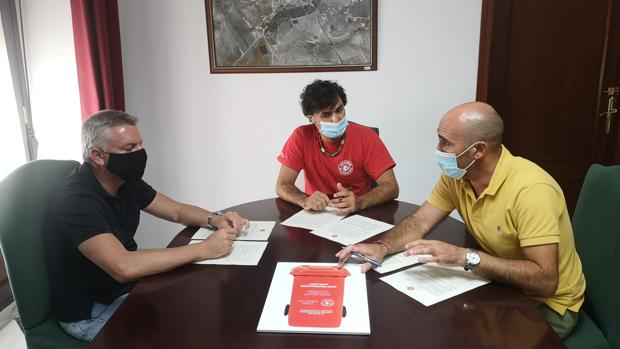 Herrera y Gilena, pioneros en poner contenedores para reciclar mascarillas y guantes del coronavirus