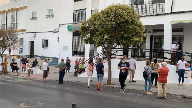 Largas colas en los Centros de Salud de Chiclana: «¡esto es una vergüenza!»