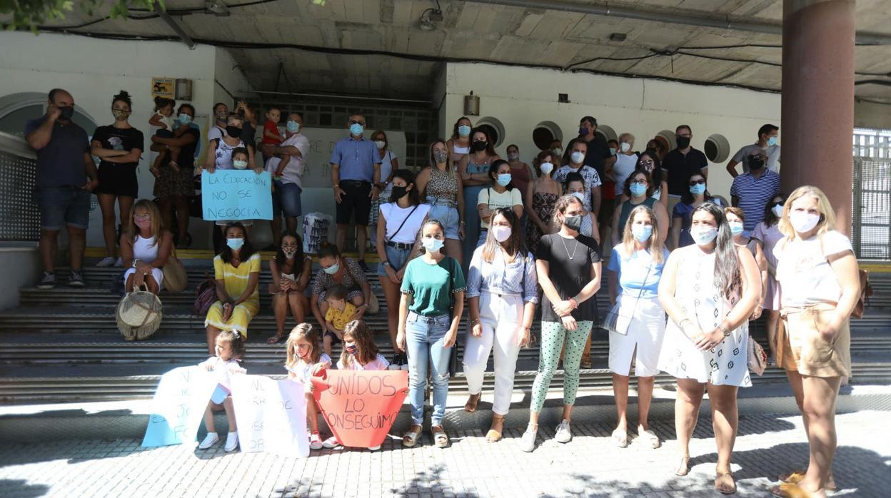 Los padres se concentraron a protestar por los retrasos en el inicio del curso.