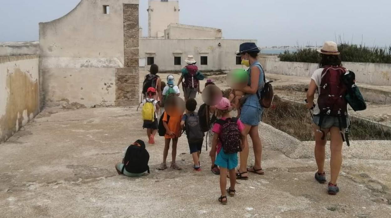 Una familia comienza su visita al Castillo de Sancti Petri