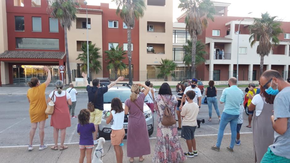 Los vecinos de Valdelgrana se concentran para animar a los mayores de la residencia Puerto Luz