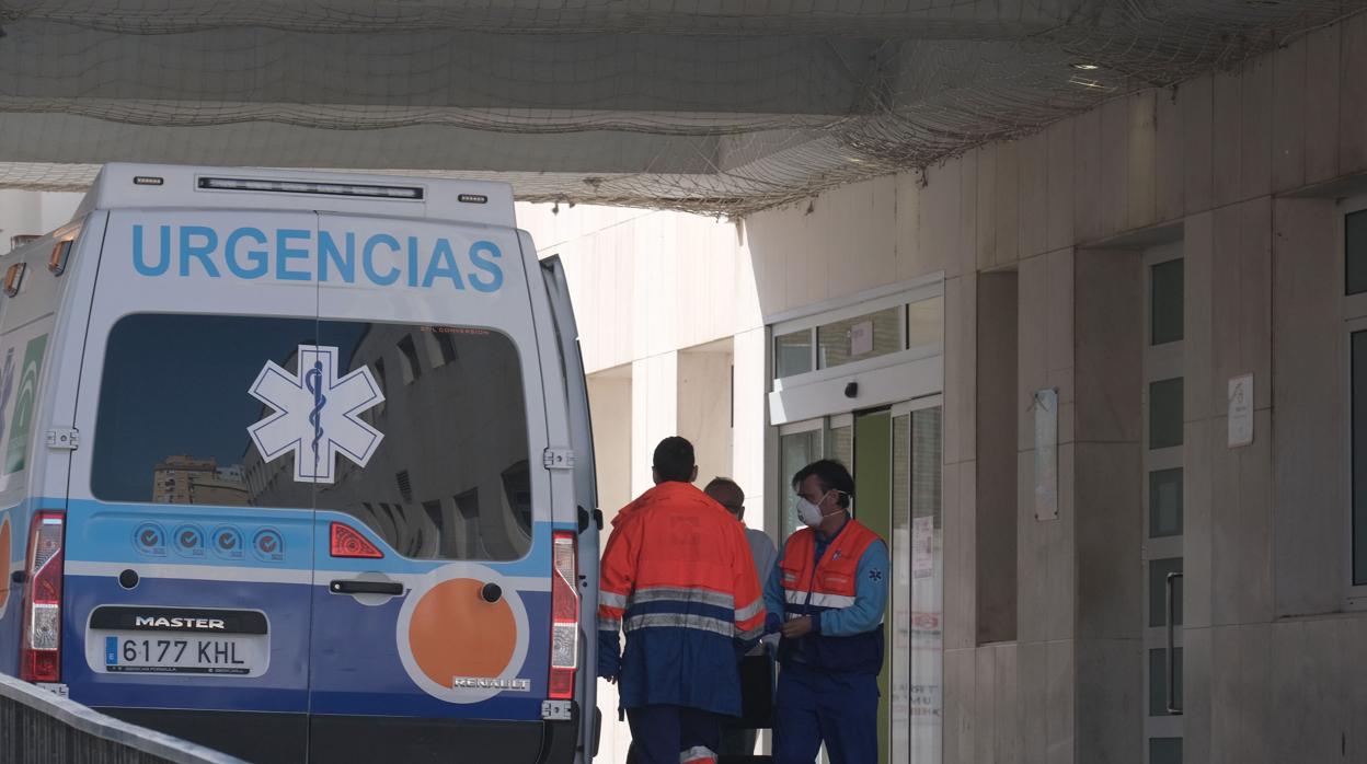 Ambulancia en el Hospital Puerta del Mar, Cádiz.