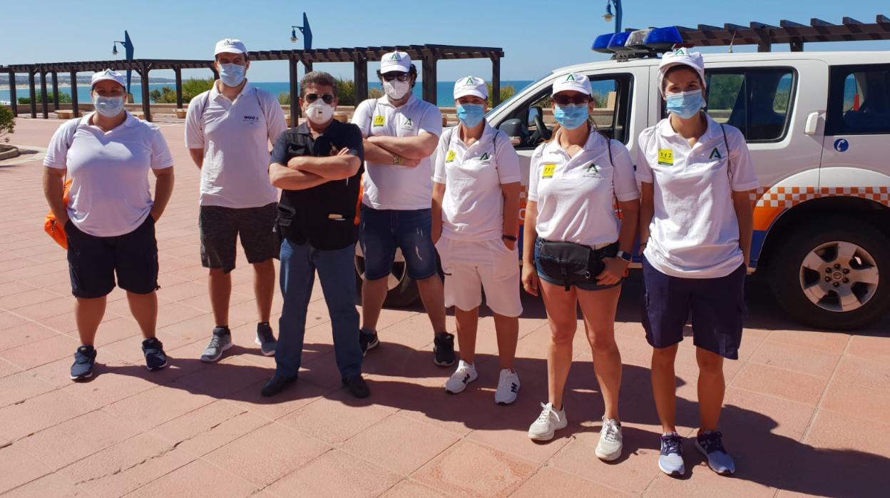 Los vigilantes de la Junta frente a la sede de Protección Civil en La Barrosa