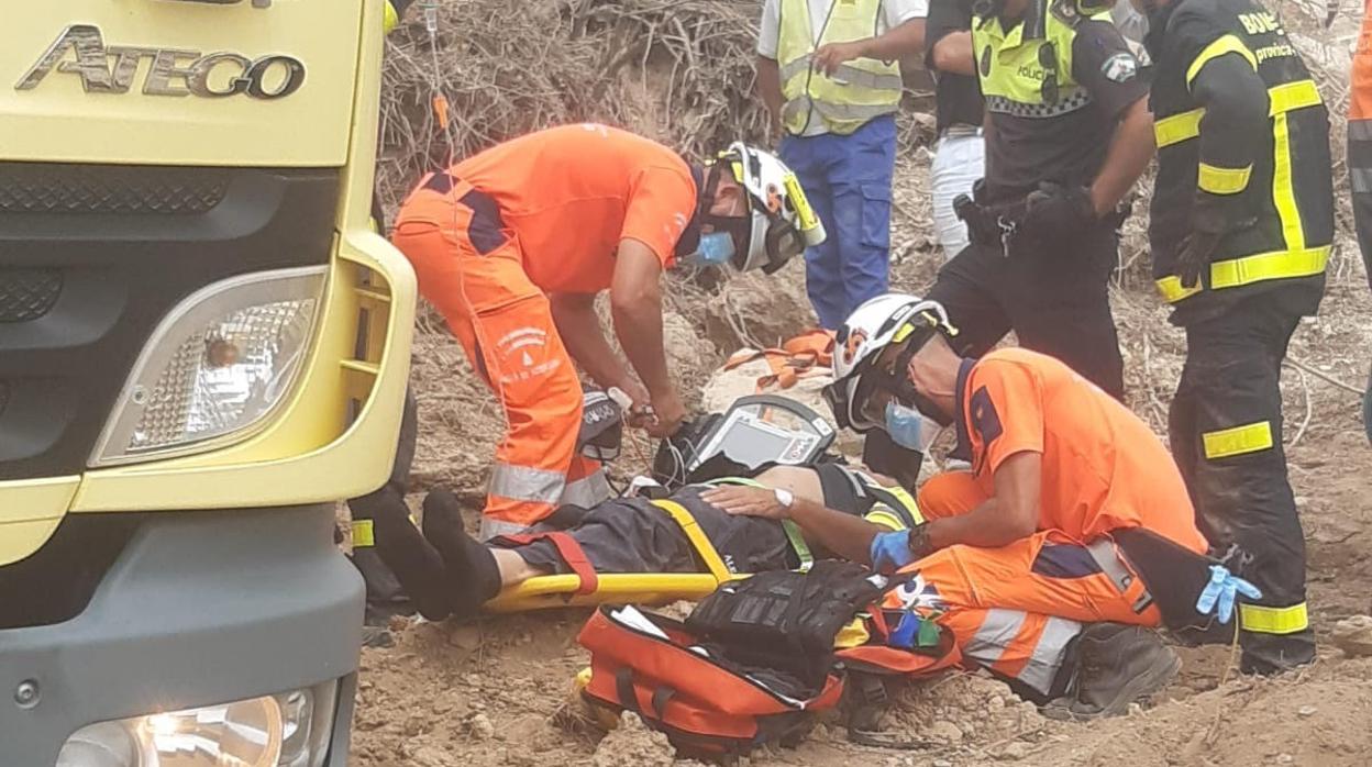 El herido, siendo atendido por los sanitarios.