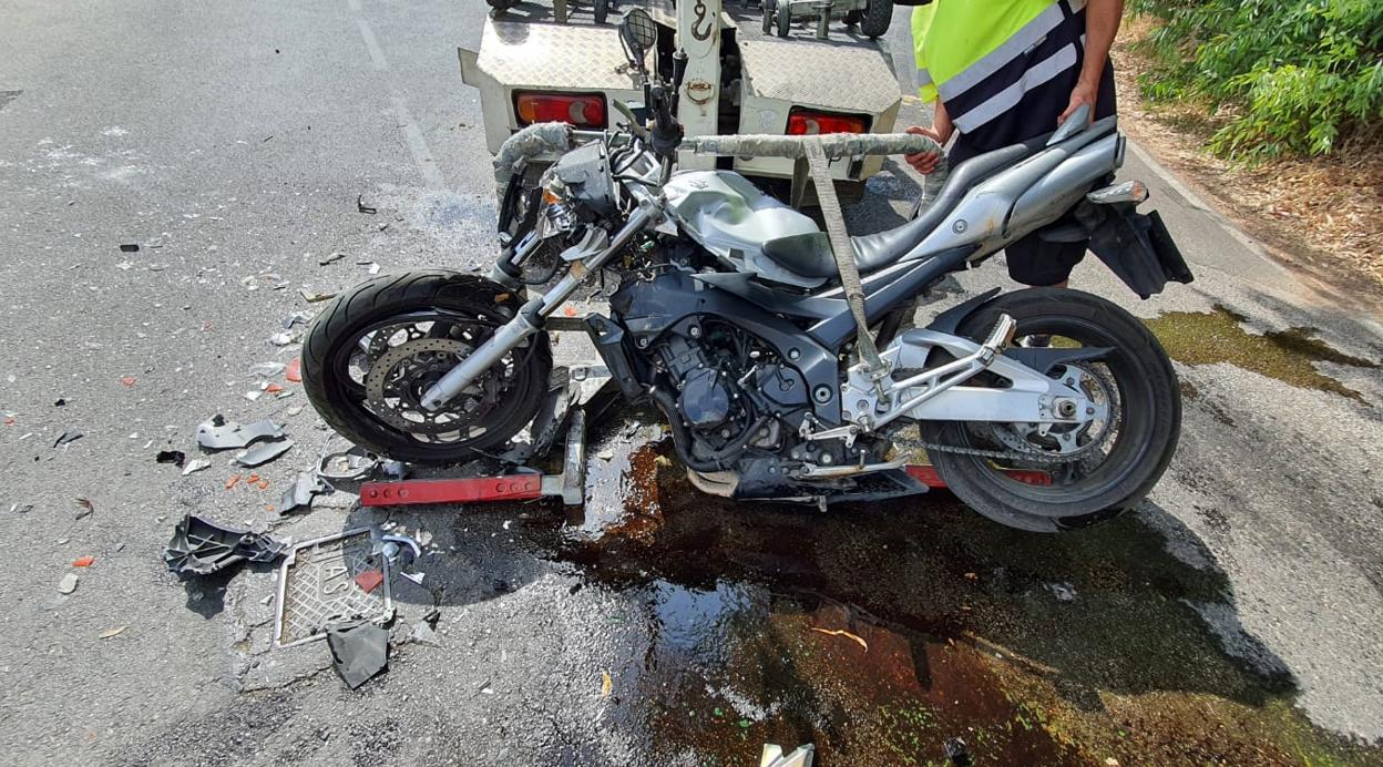 La moto del atropellado ha quedado destrozada.