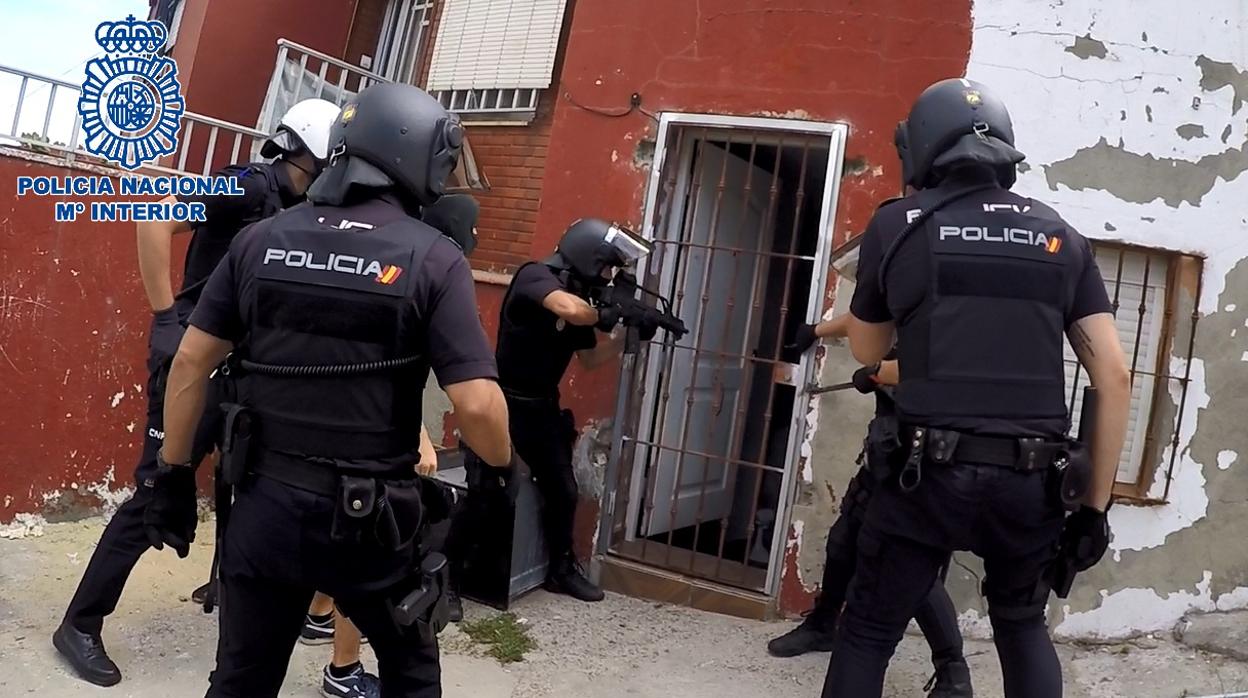 La Policía entra en el inmueble, en Algeciras.