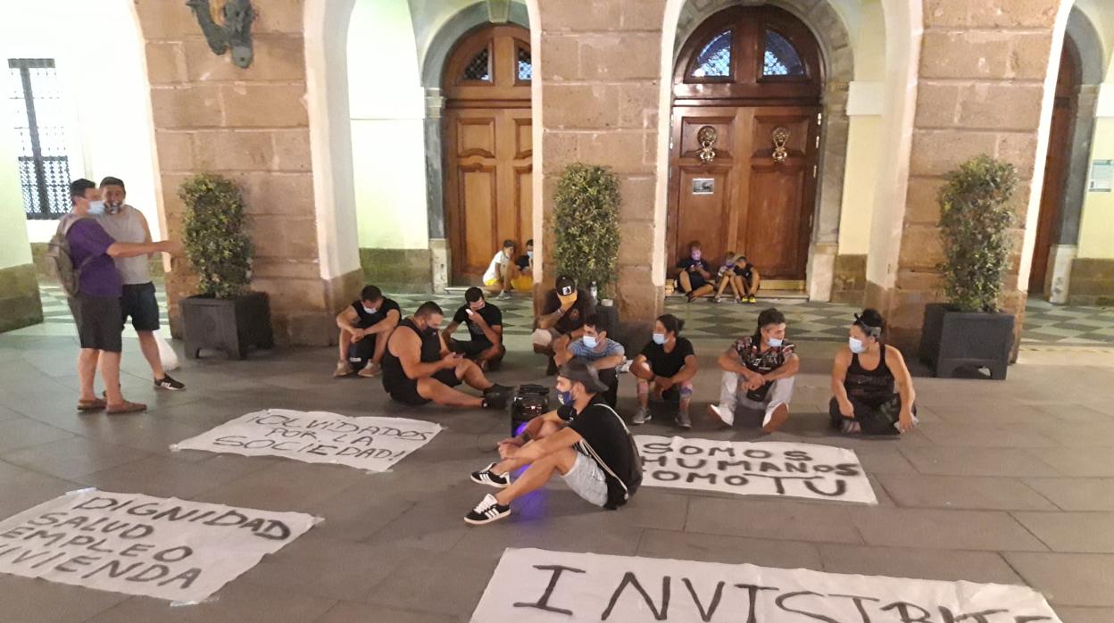 Los concentrados se trasladaron a las Puertas de Tierra ante un posible desalojo de las personas sin hogar que habitan en esta zona.