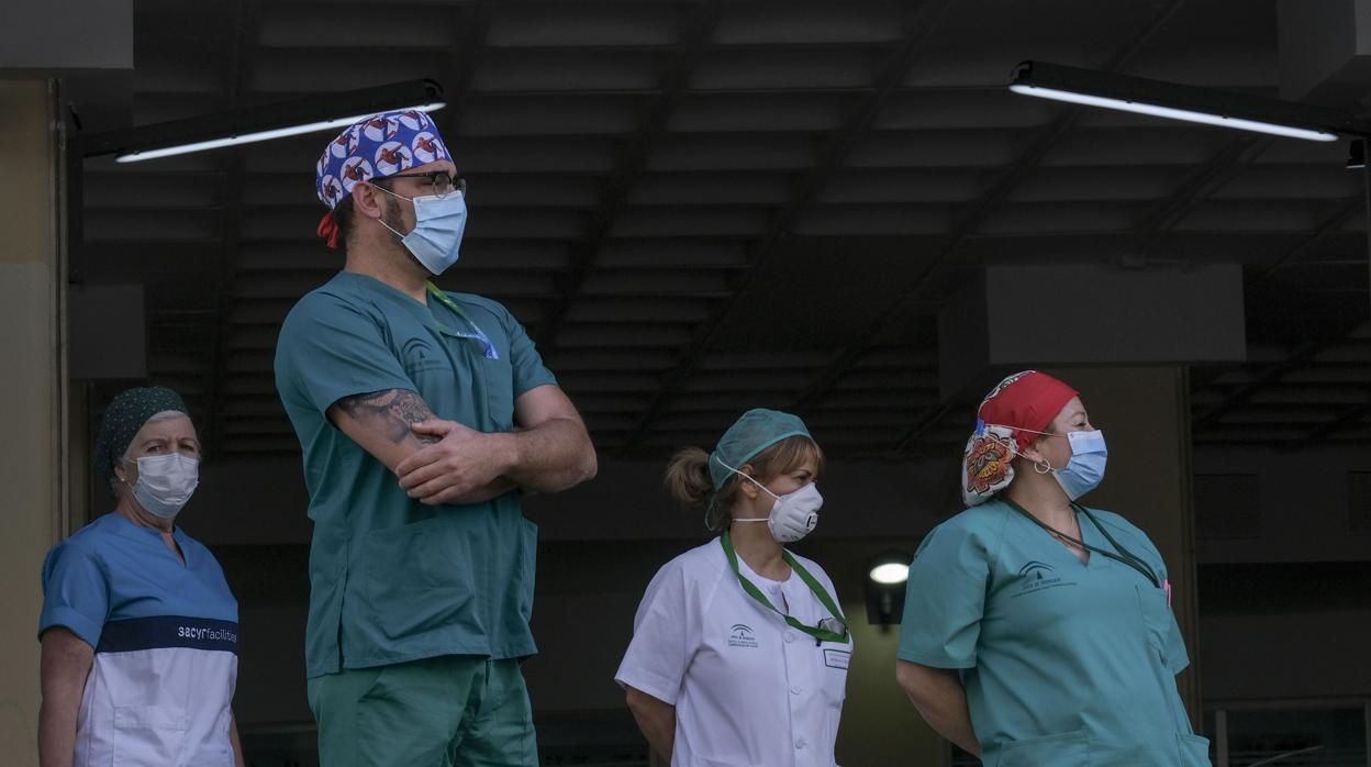 Profesionales de enfermería a las puertas del Hospital Puerta del Mar de Cádiz
