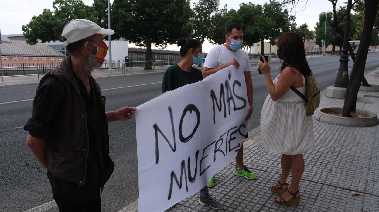 La concejal de Servicios Sociales, Helena Fernández, conversando con algunas personas sin hogar antes de comenzar la mesa.