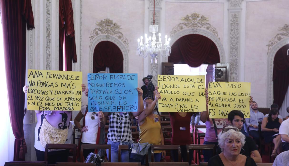 Protestas de mujeres en el salón de plenos del Ayuntamiento.