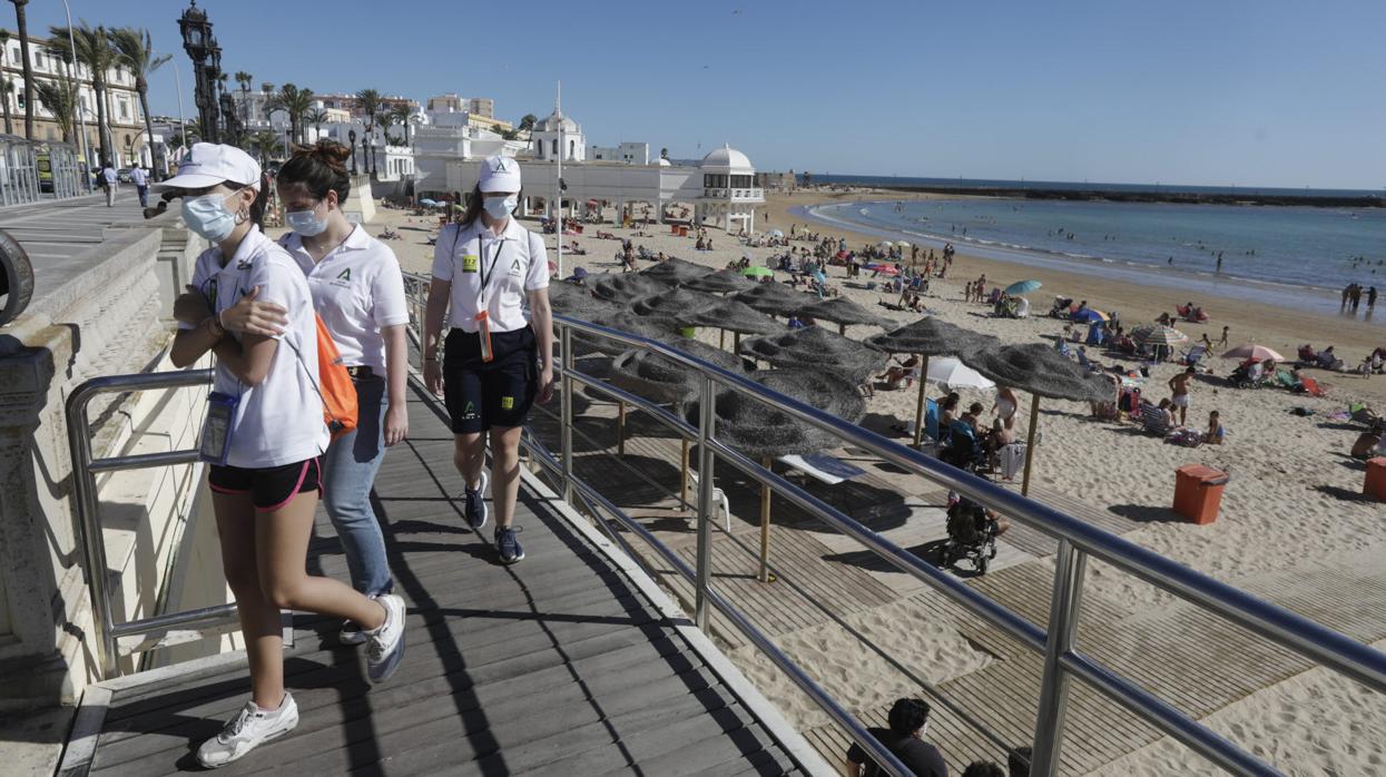 La Policía Local ha agradecido la labor de los vigilantes de las playas.