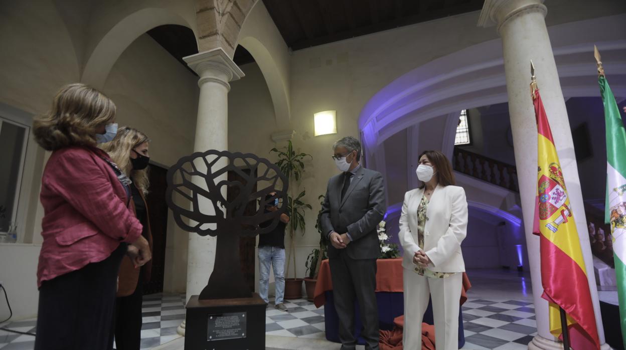 Escultura alegórica que simboliza la gratitud a los profesionales sanitarios por su labor ante la pandemia