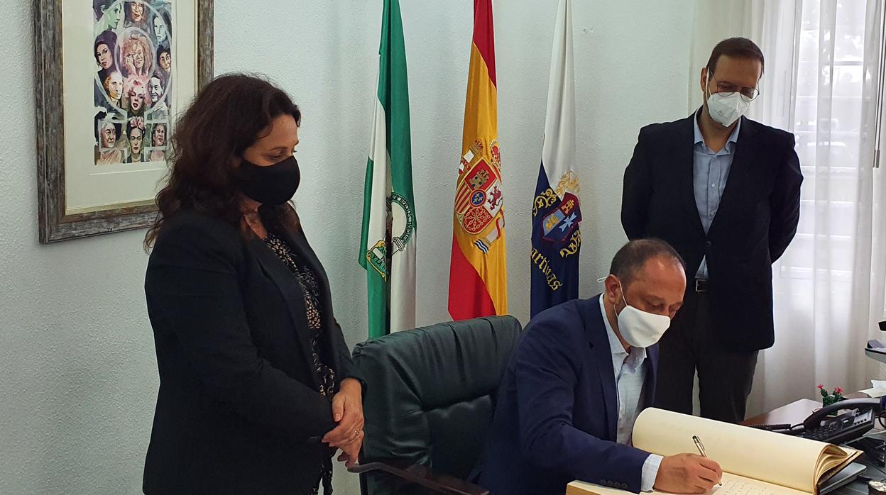 Gómez de Celis firma en el libro de honor del Ayuntamiento de Espartinas ante la presencia de su alcaldesa