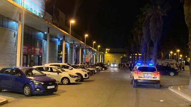 La Policía disuelve con un centenar de denuncias un botellón de 300 personas organizado por Facebook en Cádiz