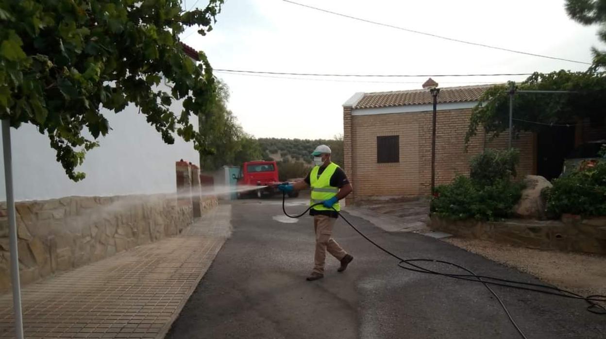 Un operario realiza tareas de desinfección de una calle de Casariche