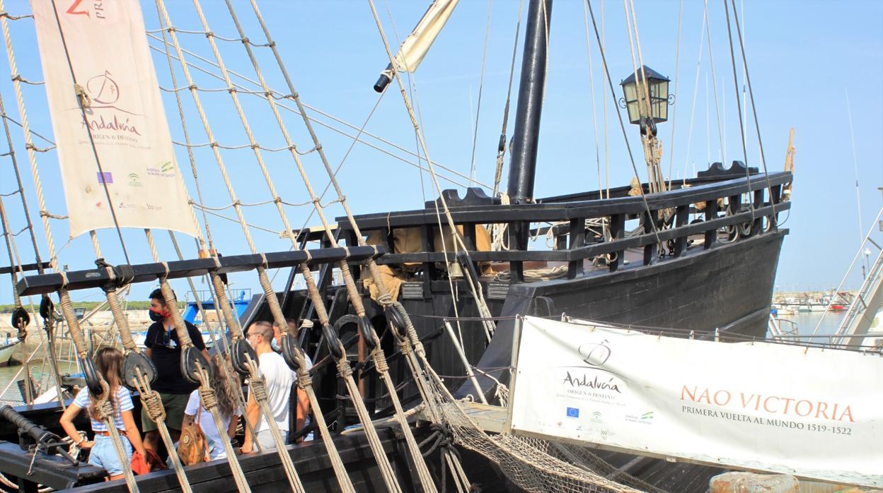 Una de las visitas a la embarcación atracada en el muelle de Bonanza