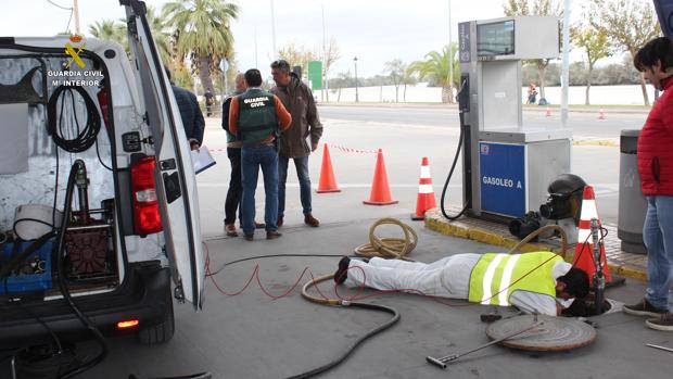 La Guardia Civil detiene a los responsables de una gasolinera de Coria por vertidos de hidrocarburos