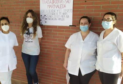 Cuatro de las seis trabajadoras de ayuda a domicilio de Marinaleda protestan ante el Ayuntamiento