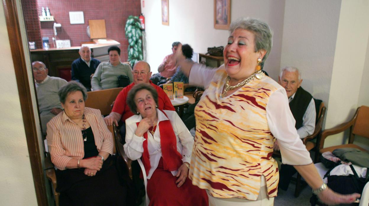 Imagen de archivo de una fiesta en un hotel de usuarios del programa vacacional del Imserso