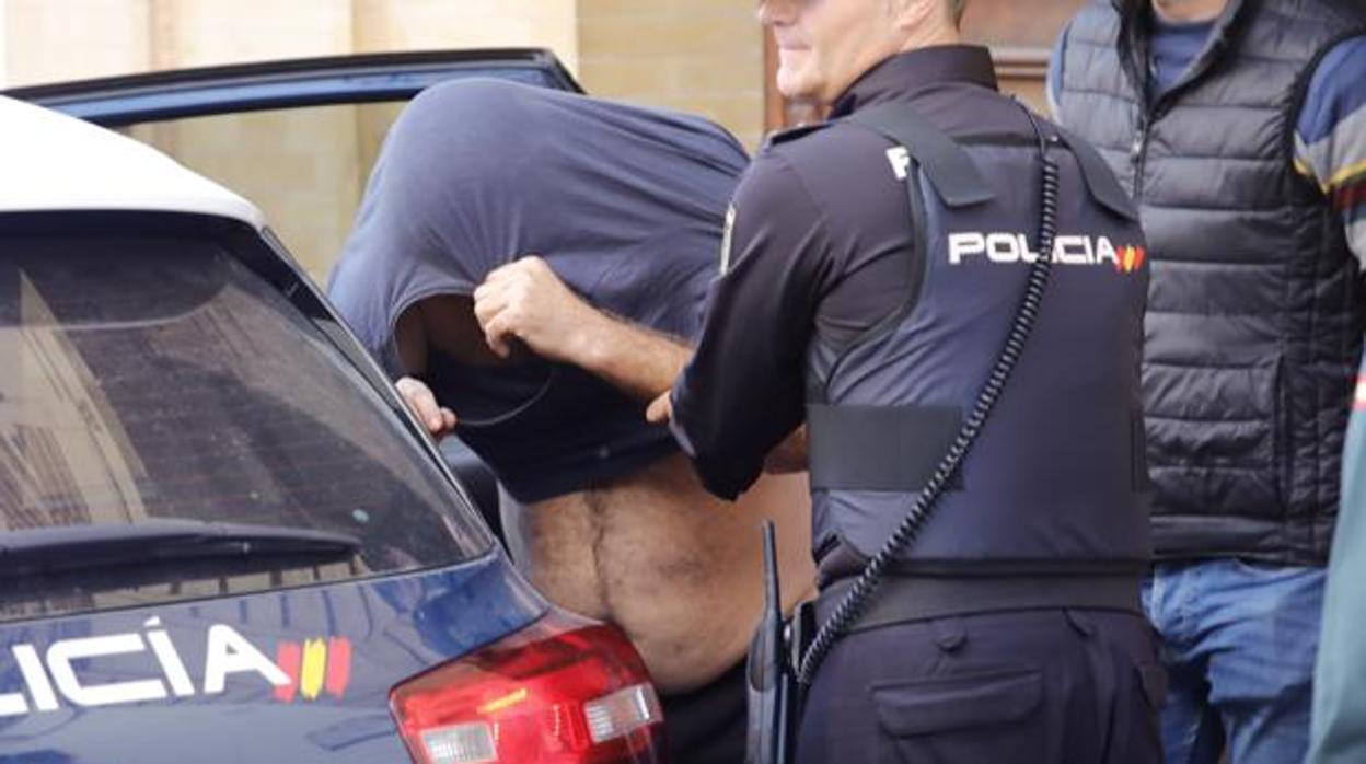 Uno de los detenidos saliendo del juzgado de Écija en una imagen de archivo