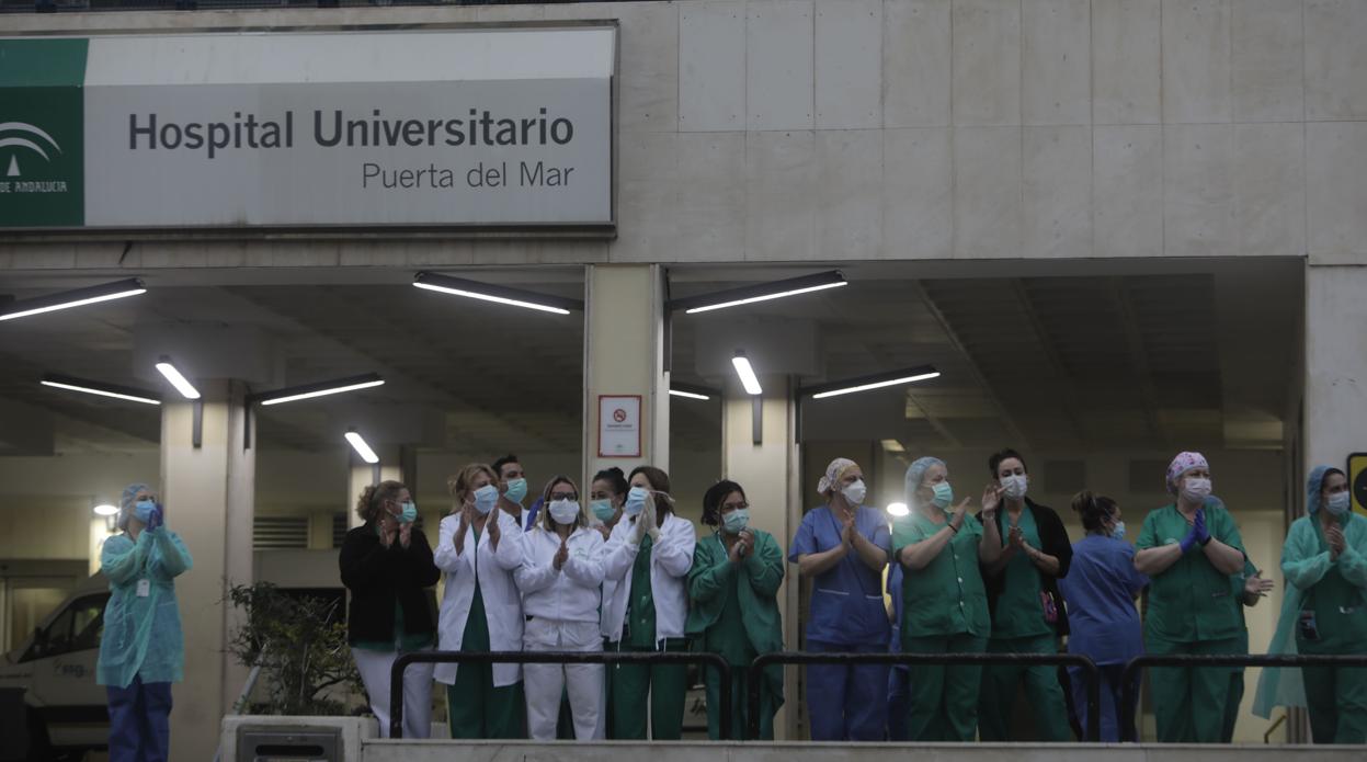 Profesionales sanitarios del hospital Puerta del Mar de Cádiz.