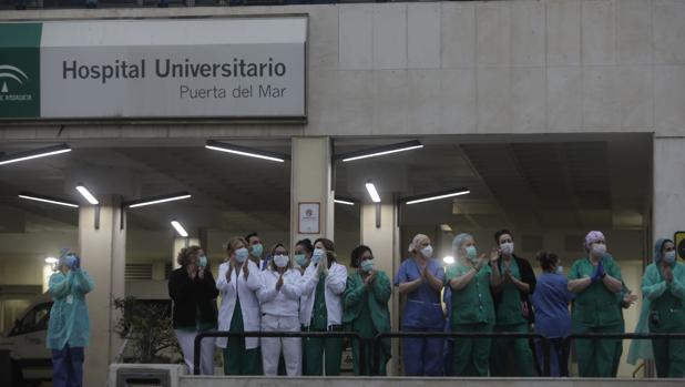 Andalucía pide al Gobierno contratar médicos extracomunitarios «porque no hay»