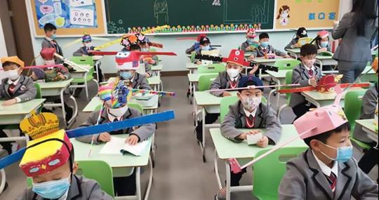 Los niños empezaron a ir a clase con estos sombreros.