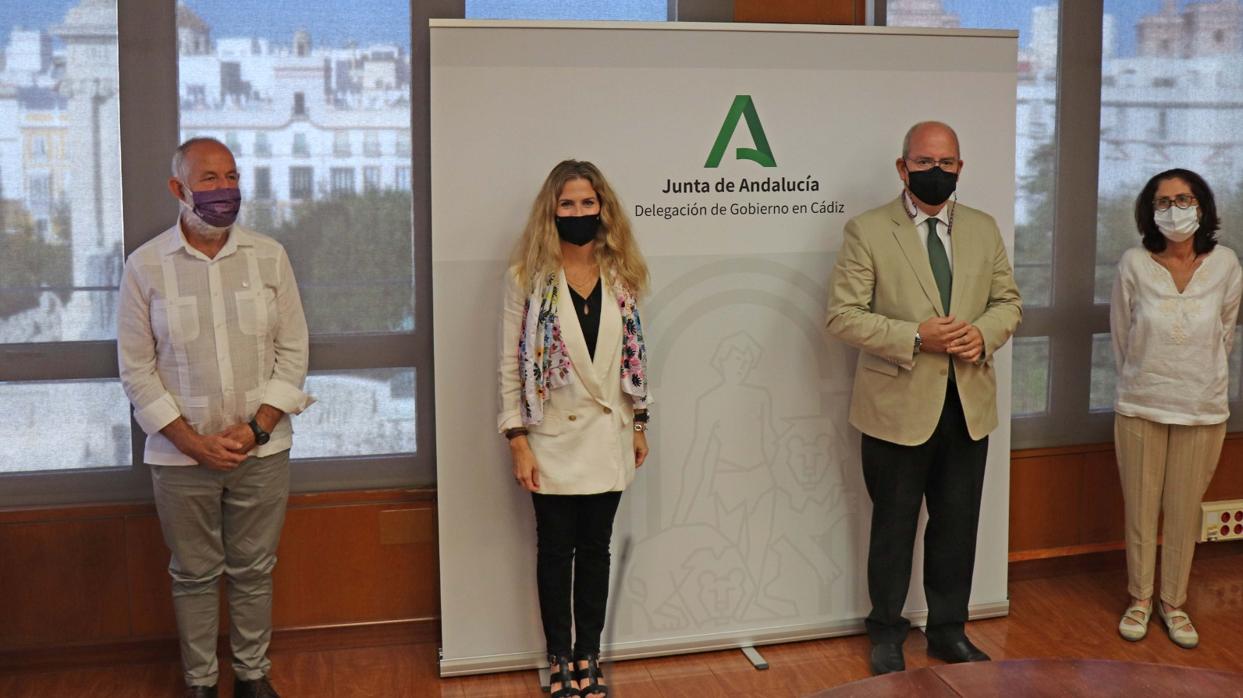 La delegada de la Junta en Cádiz, Ana Mestre, junto al presidente de la CEC y los dirigentes de UGT y CCOO en la provincia.