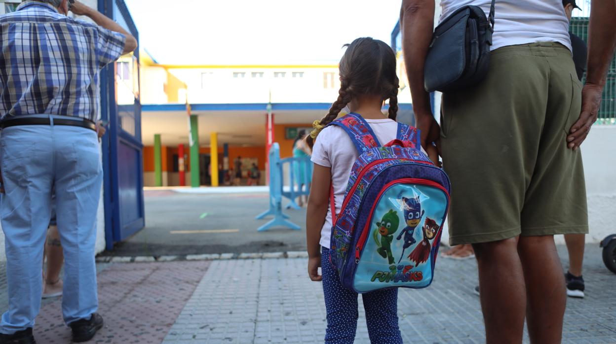 Una alumna, a las puertas de un colegio en Cádiz.